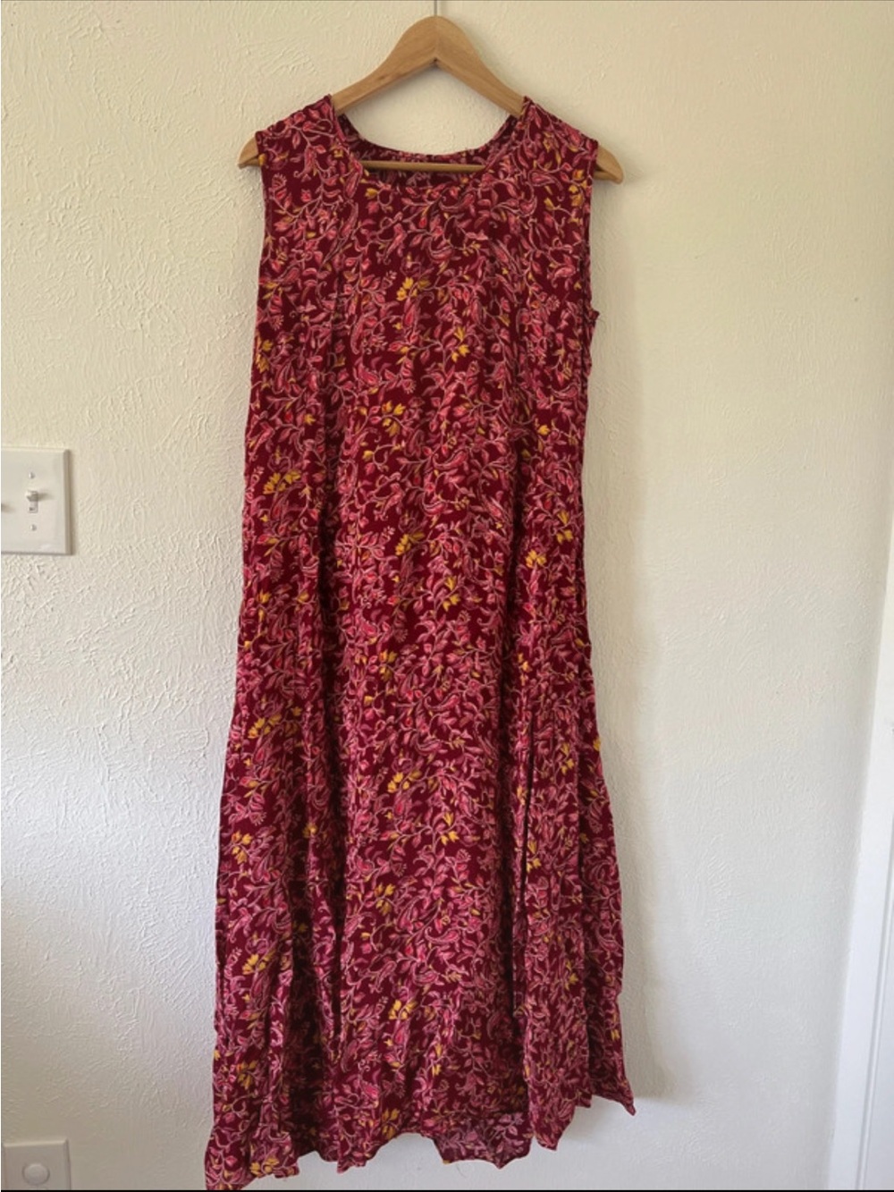 Women's Sleeveless Floral Maxi Dress - Red